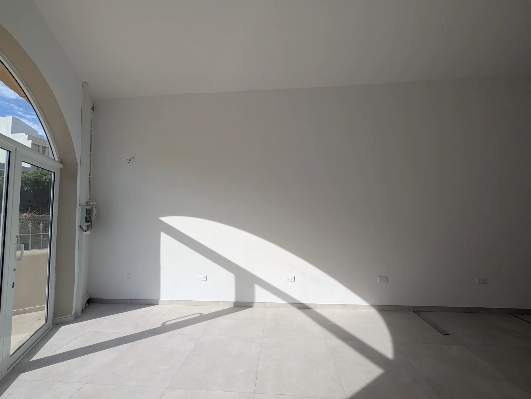 Empty white wall before installing styling stations