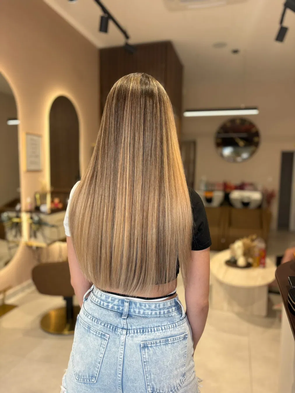 A luminous blonde finish